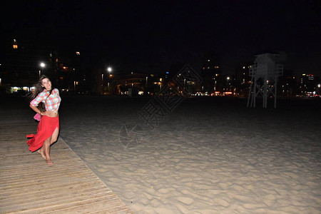 沙滩和夜景中的女孩背景图片