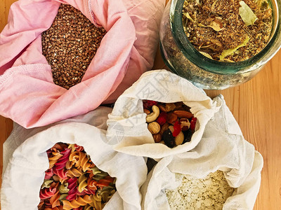 零浪费购物木桌上可重复使用的纺织袋中的杂货谷物意大利面粉袋装谷物玻璃罐中的茶散装商店的塑料免图片