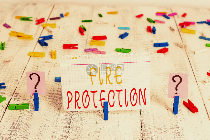 文字书写文本防火商业照片展示了为防止火灾变得具有破坏而采取的措施用纸夹放在木桌上图片