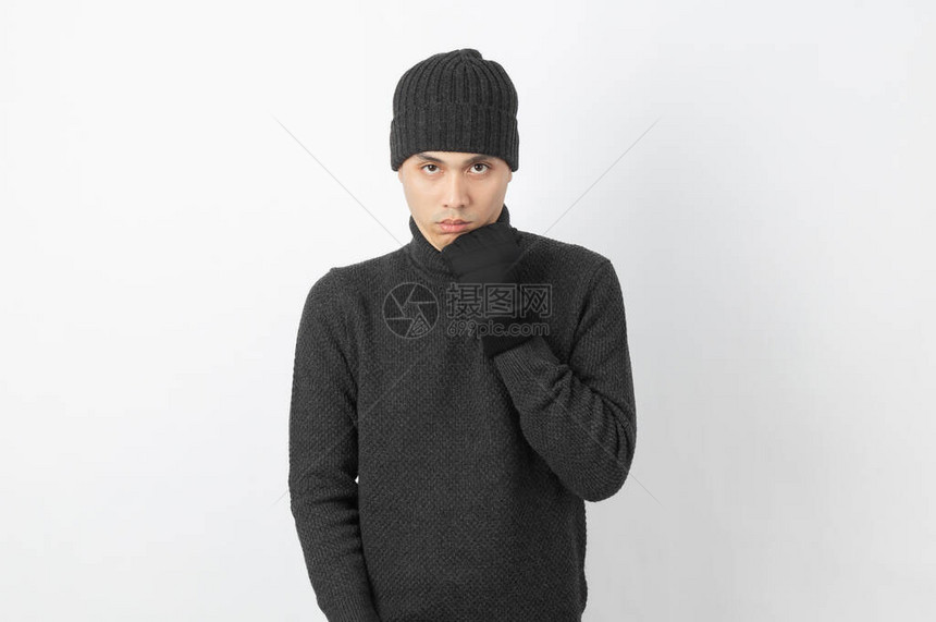 年轻英俊的亚洲男子穿着灰色毛衣图片