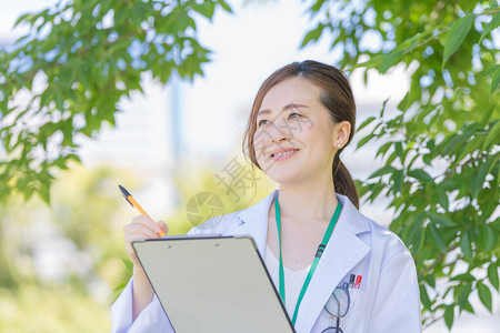一位亚洲日语女医生她以微笑填背景图片