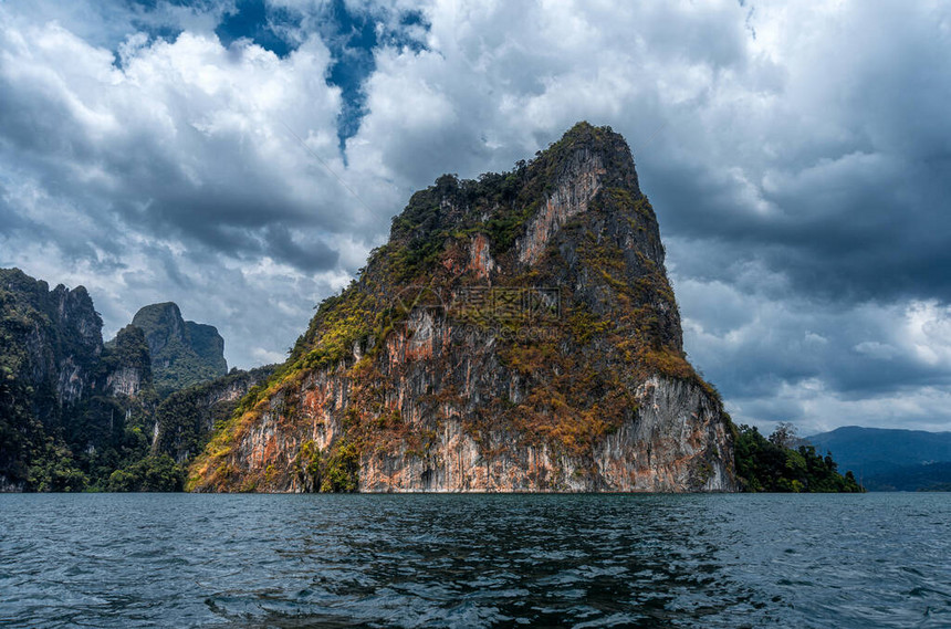 湖中央的山地乔索克公园和图片