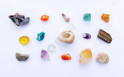 白色背景上的矿物宝石宝石水晶洞的美丽收藏用于石疗石疗冷冻图片