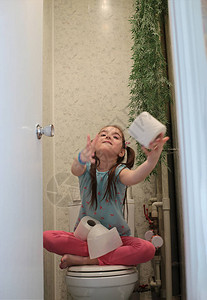 用卫生纸做检疫卫生纸的风趣小女孩图片