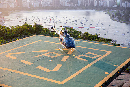 全景飞行直升机降落在巴西里约热内卢舒格洛夫山顶的高清图片