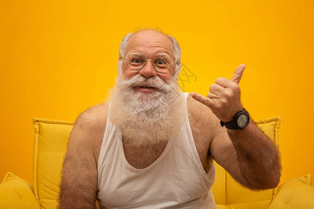 黄色背景上留着长胡子的老人挂松留着白胡子的前辈长胡子的图片