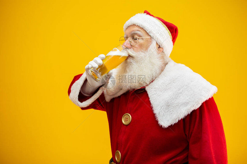 圣诞老人喝了一杯啤酒休息时间节日的酒精饮料适度饮酒精酿啤酒图片