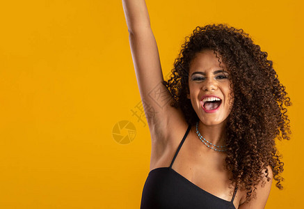 快乐的非洲卷发女孩庆祝惊人的消息图片