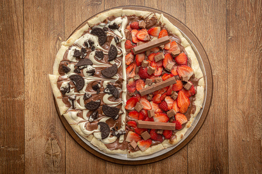 带巧克力和草莓的甜比萨图片