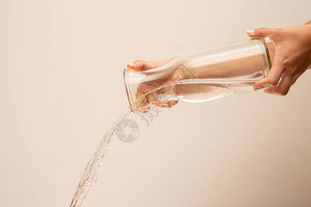 水倒入玻璃杯水倒在水面上在白色图片