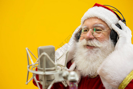 圣诞老人在录音室麦克风唱歌或讲话圣诞节快乐广播公司播音员晋升图片