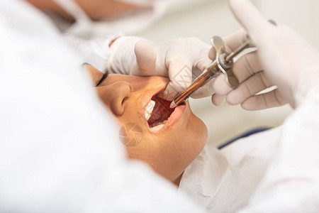 在牙医办公室看到的年轻女子牙痛智齿拔除麻醉龋齿或牙龈问题的概念口腔图片