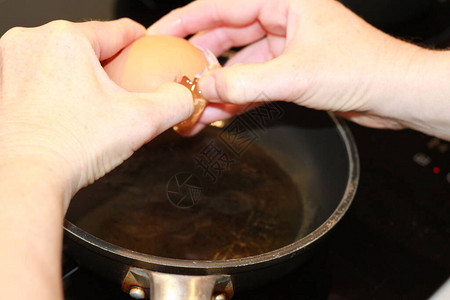 打碎一个鸡蛋在平底锅里煎图片