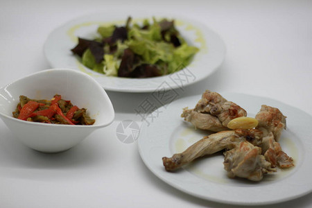 沙拉炖兔肉和烤红青椒的健康菜单图片