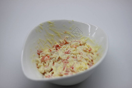 被切碎的螃蟹和蛋黄酱放在碗里孤立图片