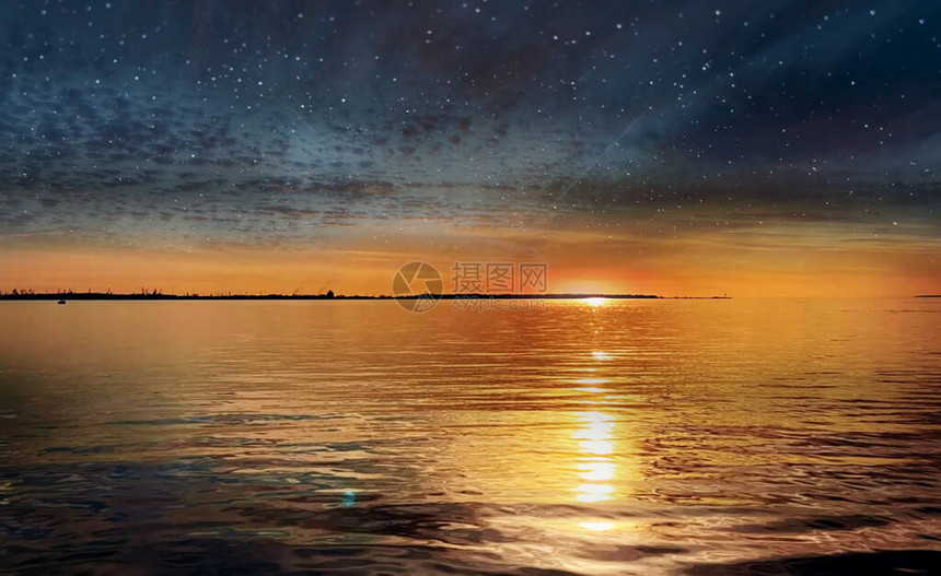 海上的月光日落金色多云的天际线和水波反射阳光黄色蓝自然景观图片