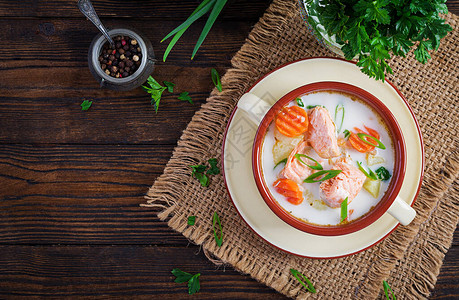 奶油汤配鲑鱼土豆洋葱和胡萝卜高清图片