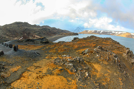 一个美丽的平静湖和冰岛的火山土壤冰山中一高清图片