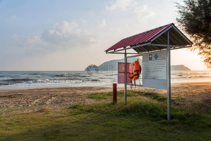 在沙滩背景泰语和英语背景的急救衣架上挂有警告标志图片