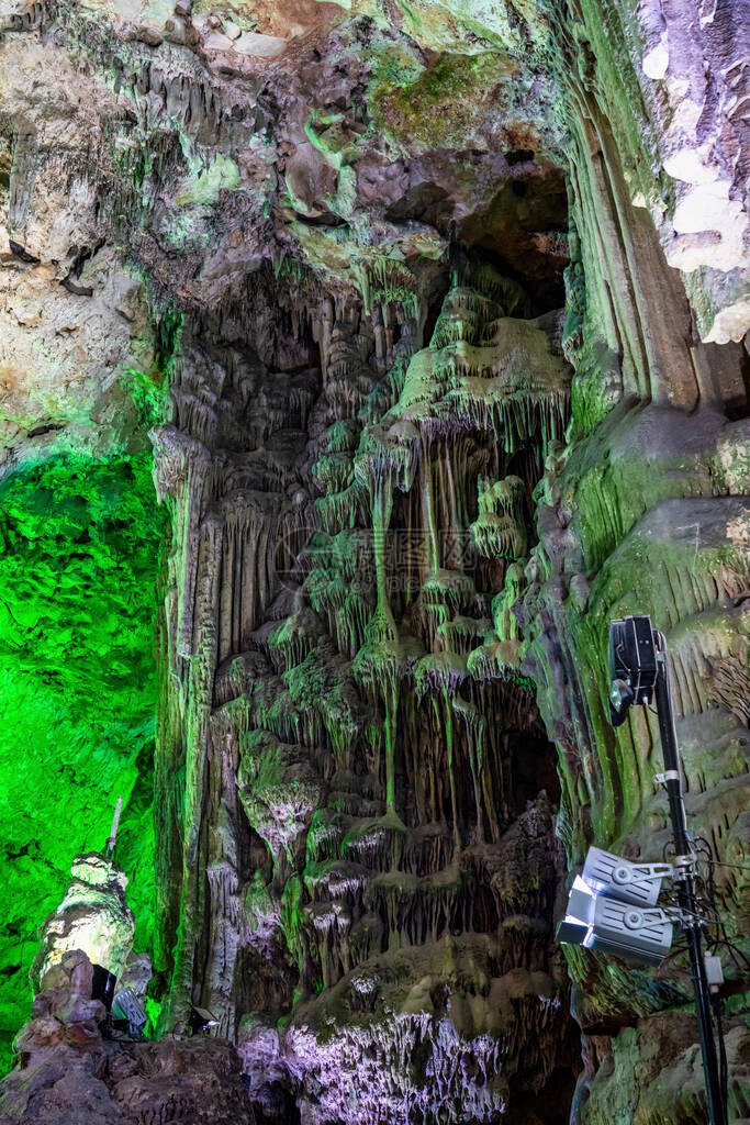 探索位于直布罗陀上岩自然保护区的旧圣迈克尔斯洞穴图片