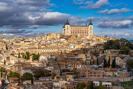 西班牙托莱多古城阿尔卡扎尔皇宫在塔戈斯河上图片