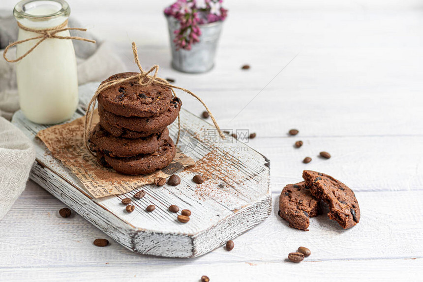巧克力薯片曲奇饼干自制烘烤圆形中等尺寸白色木质背图片