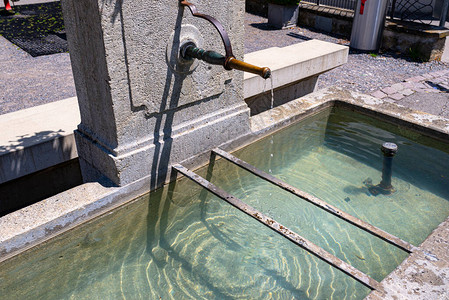 从墙上的铜水龙头流到水箱的天然水源非图片