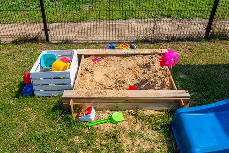 儿童在家庭花园旁的游乐场可见的沙坑图片