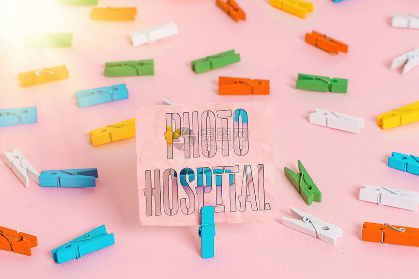 手写文字照片医院概念照片独特的医疗机构应用艺术与实践彩色衣夹纸空提醒粉红色地板背图片