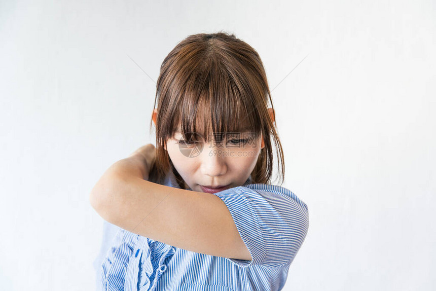 年轻亚洲妇女咳嗽时用手在嘴上咳嗽图片