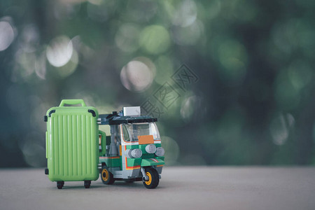 小型绿色手提箱和TukTuk玩具车泰图片