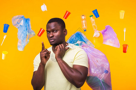 垃圾塑料回收污染和环境概念的问题非洲裔美国人携带垃圾进行回图片