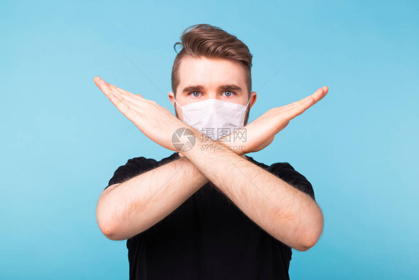 阻止感染和大流行显示姿态停止的健康人男子戴防护面罩抵御传染病流感和covid19的照片医疗保图片