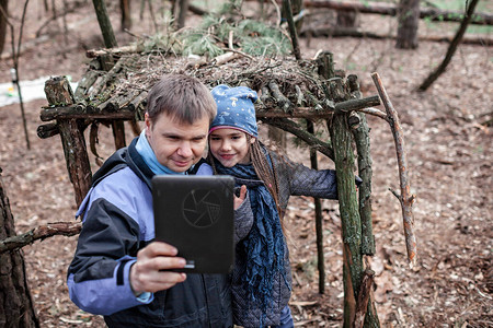 中年父亲带着孩子在野外森林里散步图片