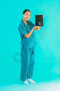 女使用智能平板设备在蓝色孤立的背景下使用高图片