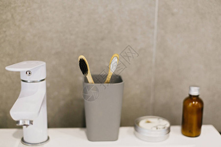 现代浴室白色水槽中的补品零废物概念不含塑料可持图片