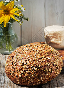新鲜出炉的自制谷物面包图片