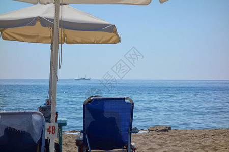 一个男人躺在海边的沙滩上一艘漂浮图片