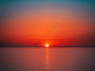 美丽明亮的橙色夕阳图片