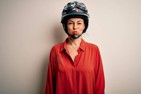 中年骑摩托车的女人戴着摩托车头盔图片