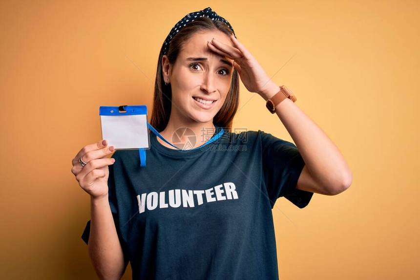 年轻漂亮的女人穿着志愿者T恤做志愿者图片