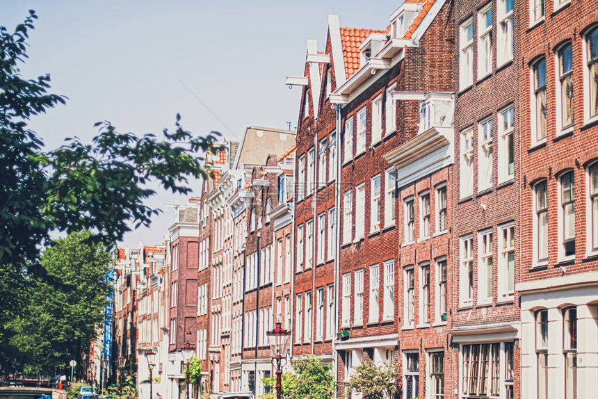 荷兰阿姆斯特丹市中心的主要市区街道阳光图片