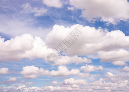 美丽的蓝天背景和白云图片
