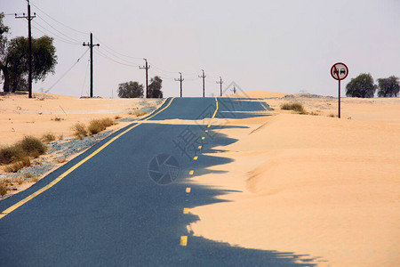 有沙丘的危险沙漠公路图片