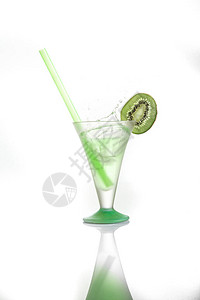 绿色酒精鸡尾酒喷洒和Kiwi图片
