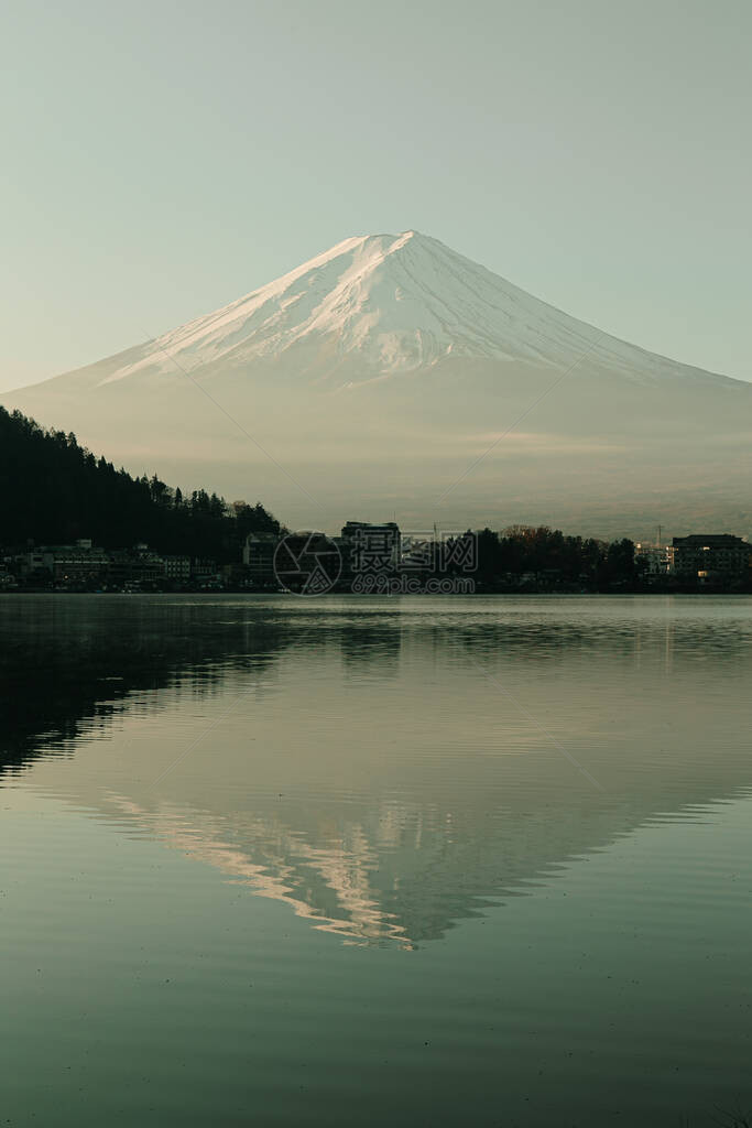 富士山景和川口子湖在日出的清晨日本矢马纳奇冬季水面上有天图片