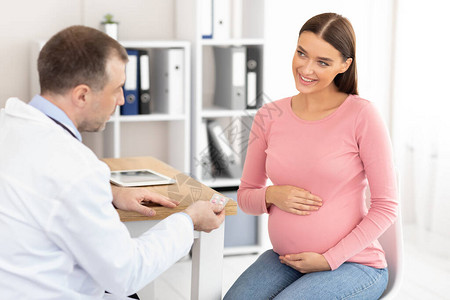怀孕和药物治疗的概念医生在办公室预约期图片