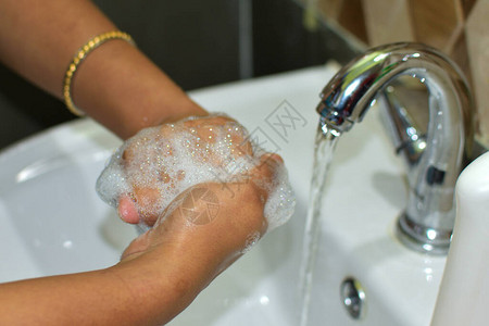 冠状大流行预防用肥皂温水洗手图片