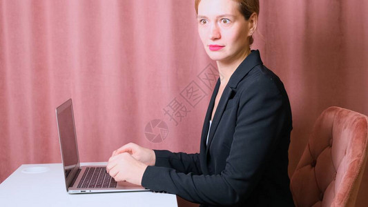 女人工作的笔记本电脑女商人忙着在办公室的笔记本电脑上工作女图片