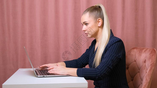 女人工作的笔记本电脑女商人忙着在办公室的笔记图片